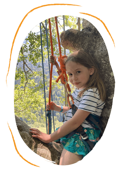 jeune fille dans un arbre